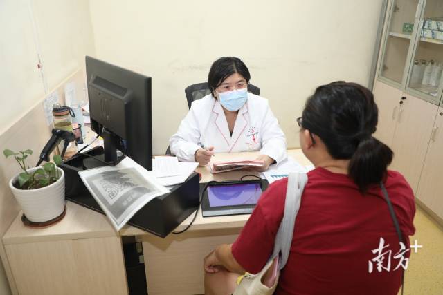 宝安区妇幼保健院E门诊医生正在接诊。 宝安区妇幼保健院E门诊医生正在接诊。