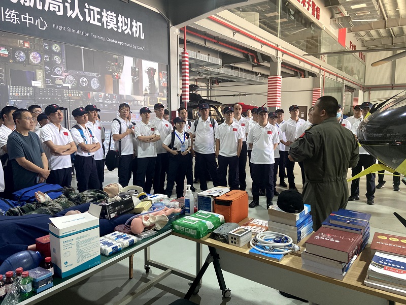 案例教学模块:学员前往通用航空救援基地开展培训实践.jpg